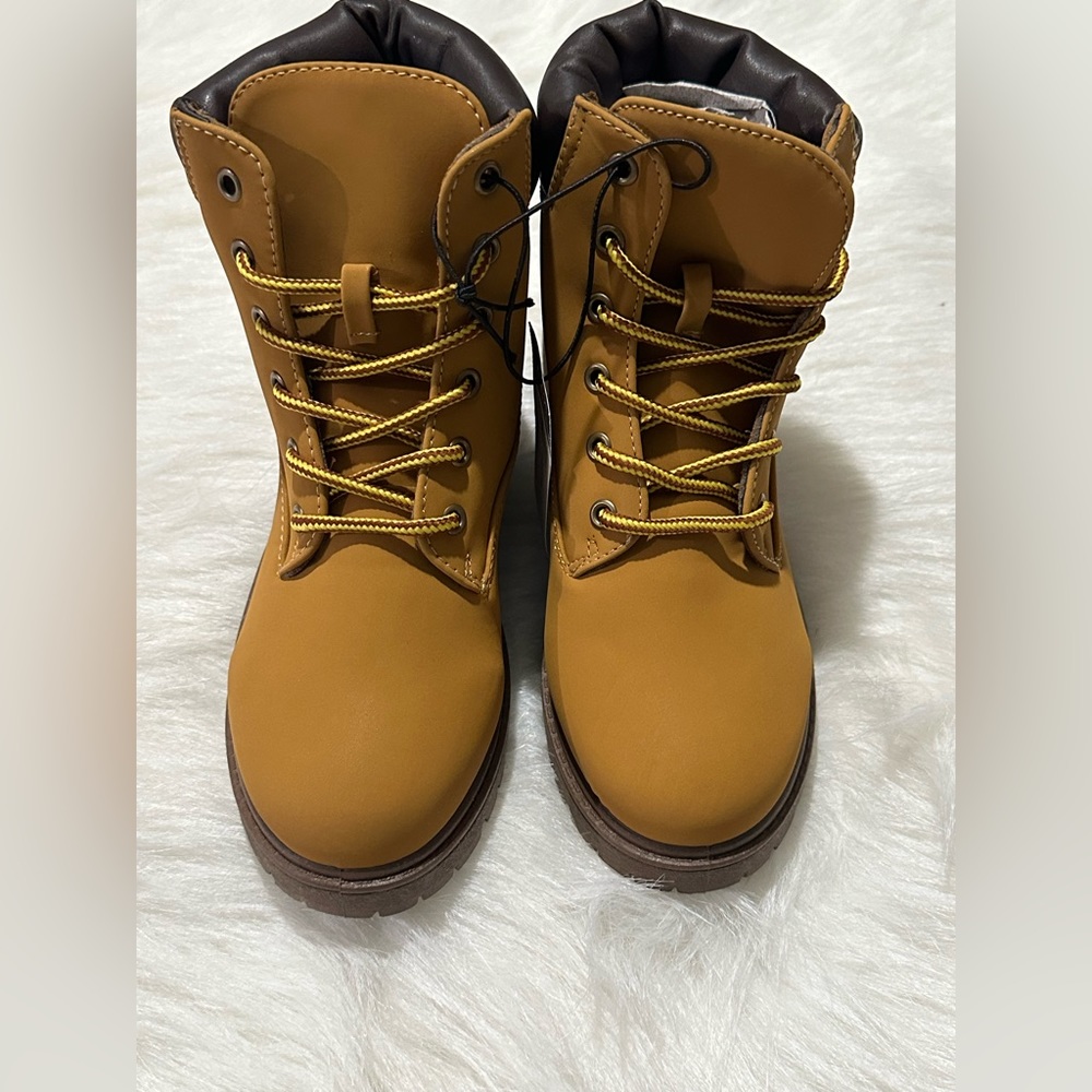 Women’s boots size 6